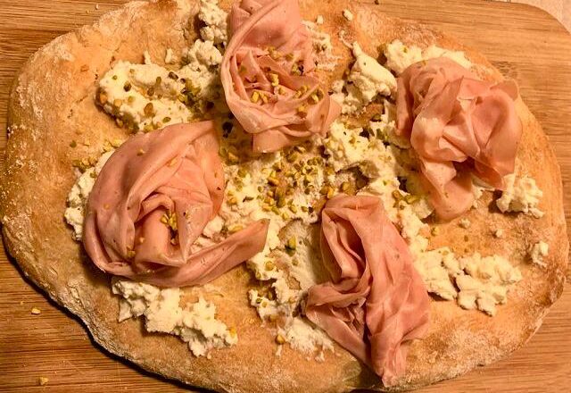 Pinsa with mortadella, pistachios and ricotta